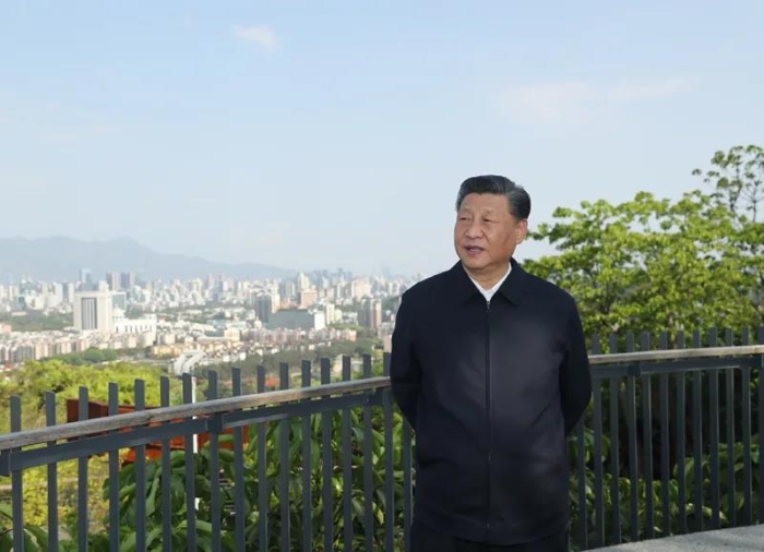 3月22日至25日，中共中央總書記、國家主席、中央軍委主席習近平在福建考察。這是24日下午，習近平在福州福山郊野公園觀景平臺，聽取城市生態(tài)公園規(guī)劃建設、城市水系綜合治理情況匯報。新華社記者鞠鵬 攝