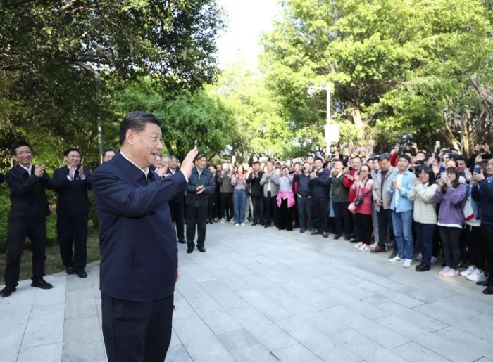 3月22日至25日，中共中央總書記、國家主席、中央軍委主席習近平在福建考察。這是24日下午，習近平在福州福山郊野公園考察時，向市民們招手致意。新華社記者 鞠鵬 攝