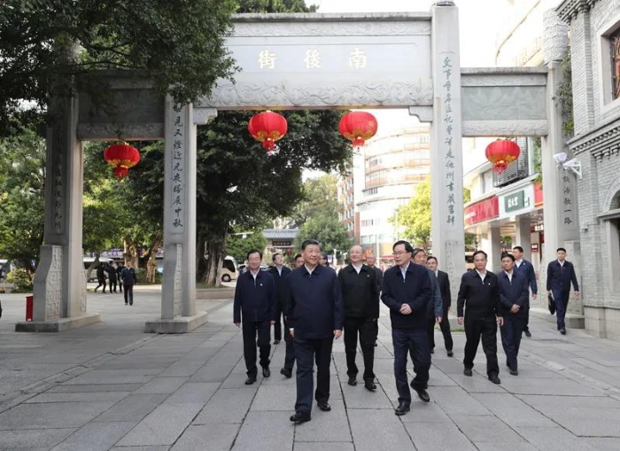 3月22日至25日，中共中央總書記、國家主席、中央軍委主席習近平在福建考察。這是24日下午，習近平在福州三坊七巷歷史文化街區(qū)步行察看南后街。新華社記者 王曄 攝