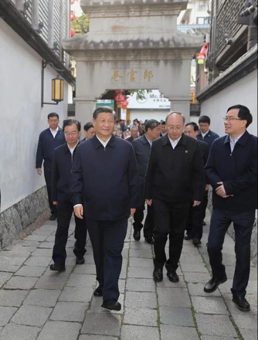 3月22日至25日，中共中央總書記、國家主席、中央軍委主席習近平在福建考察。這是24日下午，習近平在福州三坊七巷歷史文化街區(qū)步行察看郎官巷。新華社記者 王曄 攝