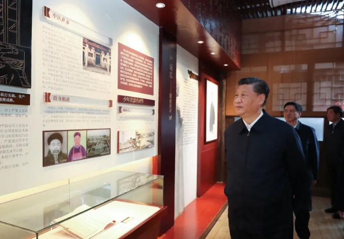 3月22日至25日，中共中央總書記、國家主席、中央軍委主席習近平在福建考察。這是24日下午，習近平在福州三坊七巷歷史文化街區(qū)參觀嚴復故居。新華社記者 鞠鵬 攝