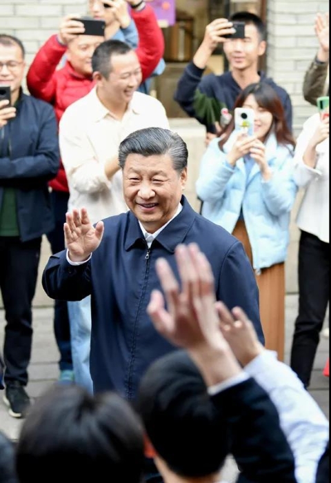 3月22日至25日，中共中央總書記、國家主席、中央軍委主席習近平在福建考察。這是24日下午，習近平在福州三坊七巷歷史文化街區(qū)考察時，向游客和市民招手致意。新華社記者 燕雁 攝