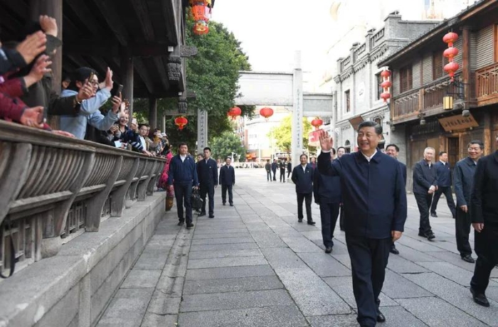 3月22日至25日，中共中央總書記、國家主席、中央軍委主席習近平在福建考察。這是24日下午，習近平在福州三坊七巷歷史文化街區(qū)考察時，向游客和市民招手致意。新華社記者燕雁 攝