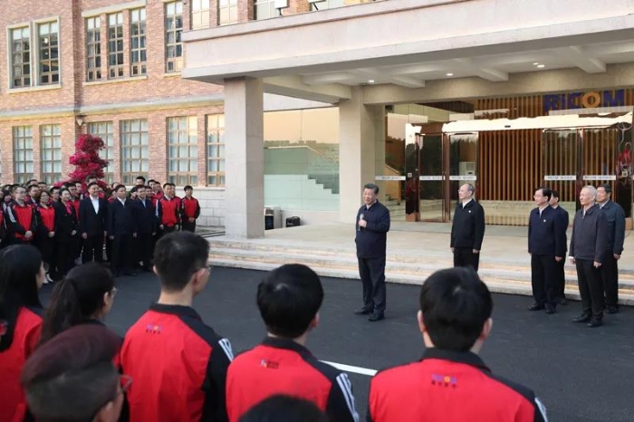 3月22日至25日，中共中央總書記、國家主席、中央軍委主席習近平在福建考察。這是24日下午，習近平在福州福建福光股份有限公司考察時，同企業(yè)職工親切交流。新華社記者 王曄 攝