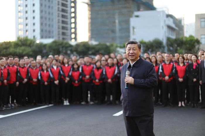 3月22日至25日，中共中央總書記、國家主席、中央軍委主席習近平在福建考察。這是24日下午，習近平在福州福建福光股份有限公司考察時，同企業(yè)員工親切交流。新華社記者 鞠鵬 攝