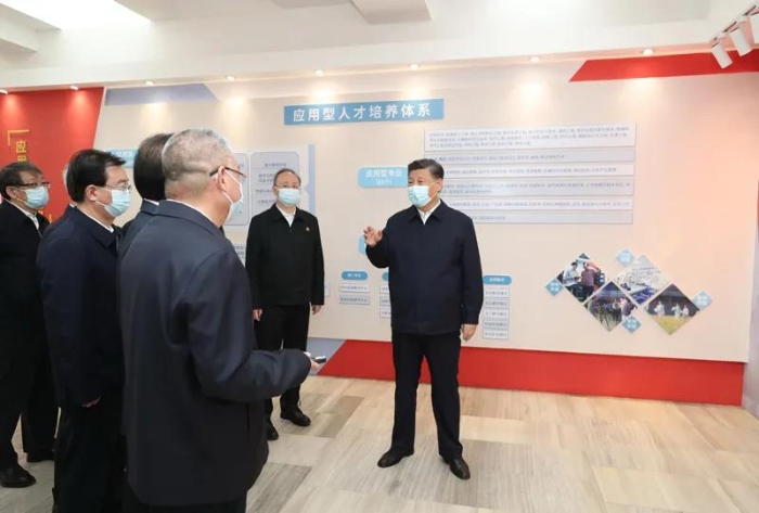 3月22日至25日，中共中央總書記、國家主席、中央軍委主席習近平在福建考察。這是25日上午，習近平在福州閩江學院，參觀校史和應用型辦學成果展示。新華社記者 王曄 攝