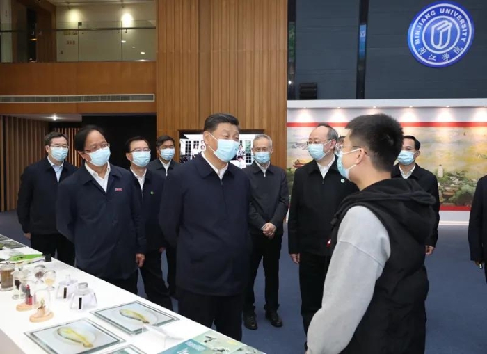 3月22日至25日，中共中央總書記、國家主席、中央軍委主席習近平在福建考察。這是25日上午，習近平在福州閩江學院，參觀校史和應用型辦學成果展示。新華社記者王曄 攝