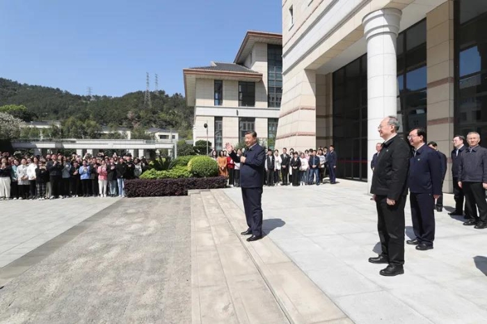 3月22日至25日，中共中央總書記、國家主席、中央軍委主席習近平在福建考察。這是25日上午，習近平在福州閩江學院考察時，同師生們親切交流。新華社記者 王曄 攝