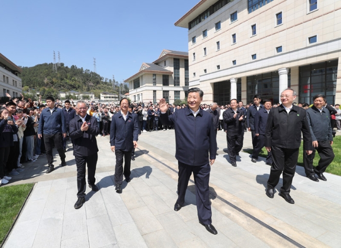 3月22日至25日，中共中央總書記、國家主席、中央軍委主席習近平在福建考察。這是25日上午，習近平在福州閩江學院考察時，向師生們揮手致意。新華社記者 王曄 攝