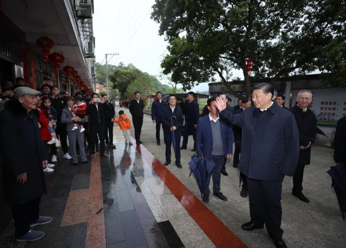 3月22日至25日，中共中央總書記、國家主席、中央軍委主席習近平在福建考察。這是23日下午，習近平在三明沙縣夏茂鎮(zhèn)俞邦村考察時，同村民親切交流。新華社記者 鞠鵬 攝