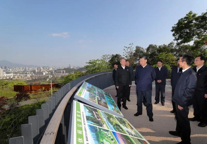 3月22日至25日，中共中央總書記、國家主席、中央軍委主席習近平在福建考察。這是24日下午，習近平在福州福山郊野公園觀景平臺，聽取城市生態(tài)公園規(guī)劃建設、城市水系綜合治理情況匯報。新華社記者 王曄 攝