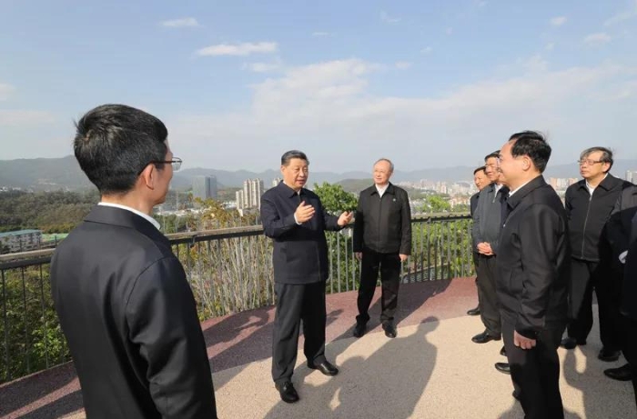 3月22日至25日，中共中央總書記、國家主席、中央軍委主席習近平在福建考察。這是24日下午，習近平在福州福山郊野公園觀景平臺，聽取城市生態(tài)公園規(guī)劃建設、城市水系綜合治理情況匯報。新華社記者王曄 攝