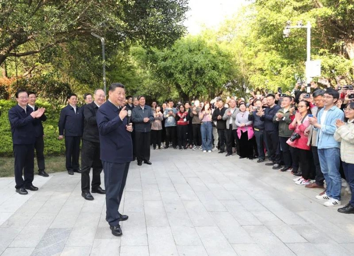 3月22日至25日，中共中央總書記、國家主席、中央軍委主席習近平在福建考察。這是24日下午，習近平在福州福山郊野公園考察時，同市民們親切交流。新華社記者 王曄 攝