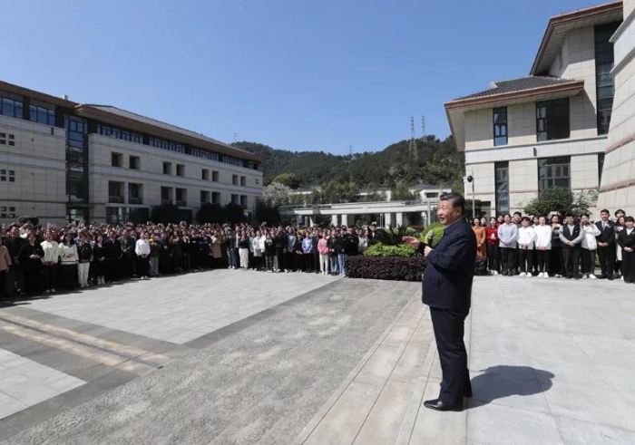 3月22日至25日，中共中央總書記、國家主席、中央軍委主席習近平在福建考察。這是25日上午，習近平在福州閩江學院考察時，同師生們親切交流。新華社記者 鞠鵬 攝