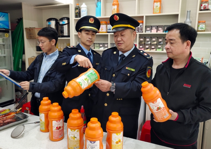 圖為3月30日該局執(zhí)法人員在一家奶茶店檢查食品添加劑。
