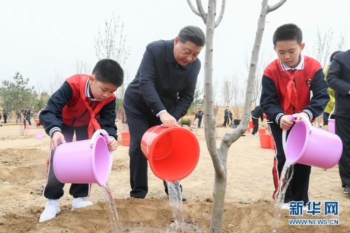 習(xí)近平在參加首都義務(wù)植樹活動