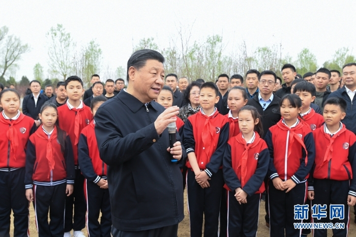習(xí)近平在參加首都義務(wù)植樹活動