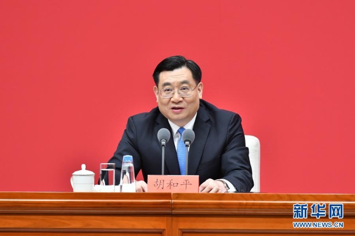 　3月23日，中共中央在北京舉行新聞發(fā)布會，介紹中國共產(chǎn)黨成立100周年慶?；顒佑嘘P(guān)情況，并答記者問。這是中宣部副部長、文化和旅游部部長胡和平在發(fā)布會上介紹有關(guān)情況。新華社記者 李鑫 攝