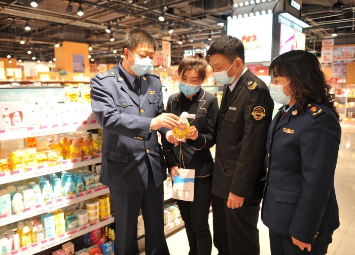 圖為該局執(zhí)法人員在大型商超兒童化妝品專柜進行檢查。