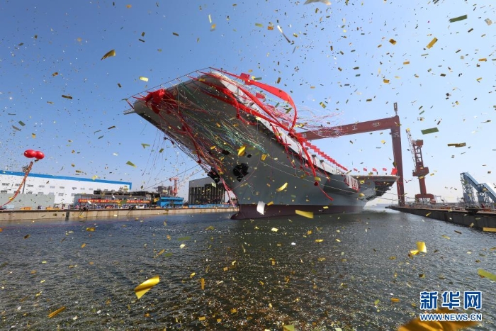 2017年4月26日，我國第二艘航空母艦下水儀式在中國船舶重工集團公司大連造船廠舉行。新華社記者 李剛 攝