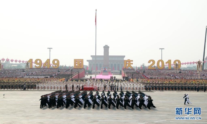 2019年10月1日上午，慶祝中華人民共和國成立70周年大會在北京天安門廣場隆重舉行。這是領(lǐng)導指揮方隊接受檢閱。新華社記者 龐興雷 攝