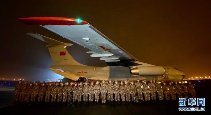 2020年1月24日晚，由陸軍軍醫(yī)大學抽調(diào)精干醫(yī)務(wù)人員，組建的150人醫(yī)療隊連夜從重慶出發(fā)，飛赴武漢支援抗擊新冠肺炎疫情。這是醫(yī)療隊在重慶江北國際機場停機坪集結(jié)。新華社發(fā)