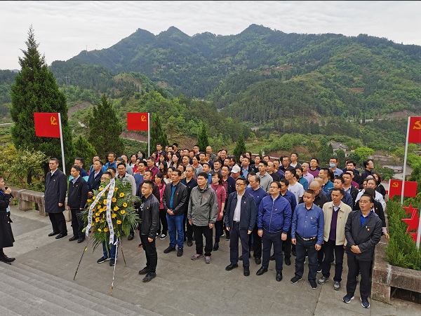 圖為向青杠坡紅軍烈士紀念碑敬獻花籃。