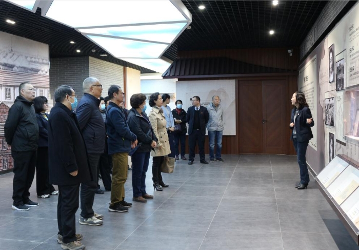 圖為老干部們參觀企業(yè)發(fā)展情況。