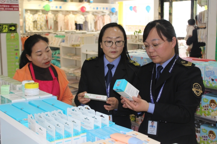 圖為該局執(zhí)法人員在邢莊鄉(xiāng)一母嬰用品專賣店檢查兒童化妝品包裝及產(chǎn)品質(zhì)量。