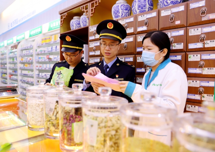圖為5月11日該局執(zhí)法人員在一家藥店現(xiàn)場核查中藥飲片購進驗收記錄。