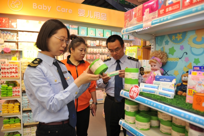 圖為該局執(zhí)法人員在一家孕嬰兒童用品專(zhuān)賣(mài)店進(jìn)行化妝品抽檢。