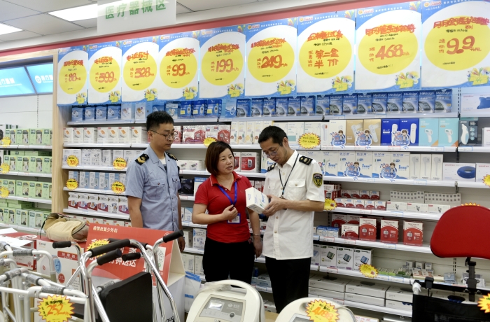 圖為該局執(zhí)法人員在一家藥店檢查醫(yī)療器械。