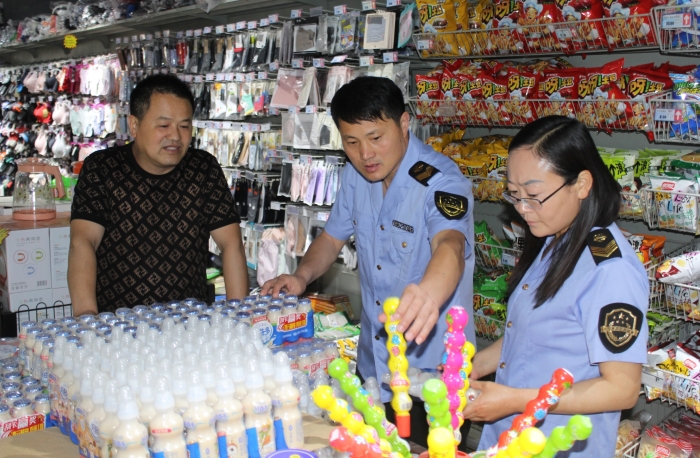 圖為該局執(zhí)法人員在一家超市檢查兒童食品質(zhì)量。