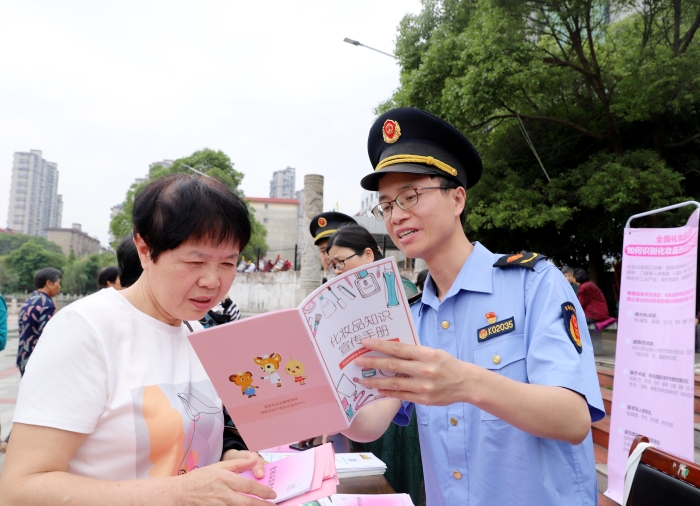 圖為5月25日該局工作人員向消費(fèi)者宣傳安全用妝知識(shí)。