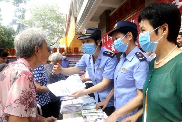 圖為該局向群眾發(fā)放科普宣傳材料。