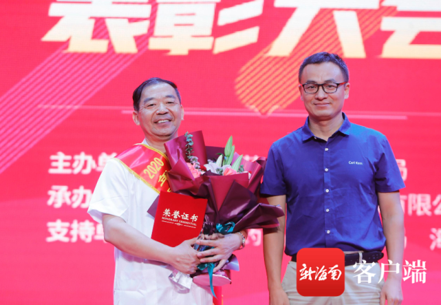 揭曉第四位最美執(zhí)業(yè)藥師——倪治梁和頒獎(jiǎng)?lì)I(lǐng)導(dǎo)合影。記者 汪承賢攝