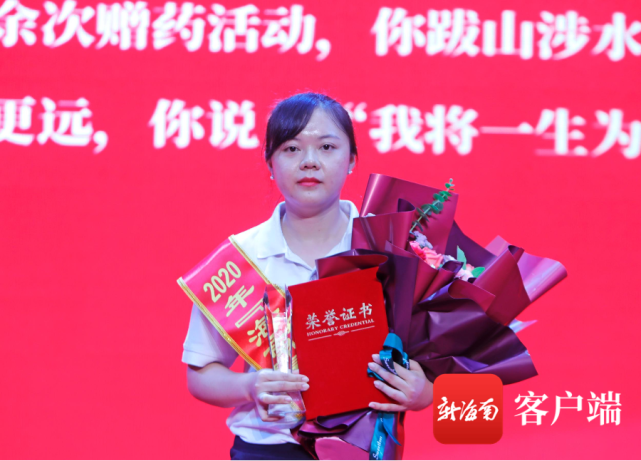 揭曉第八位最美執(zhí)業(yè)藥師——吳曼嫚。記者 汪承賢攝