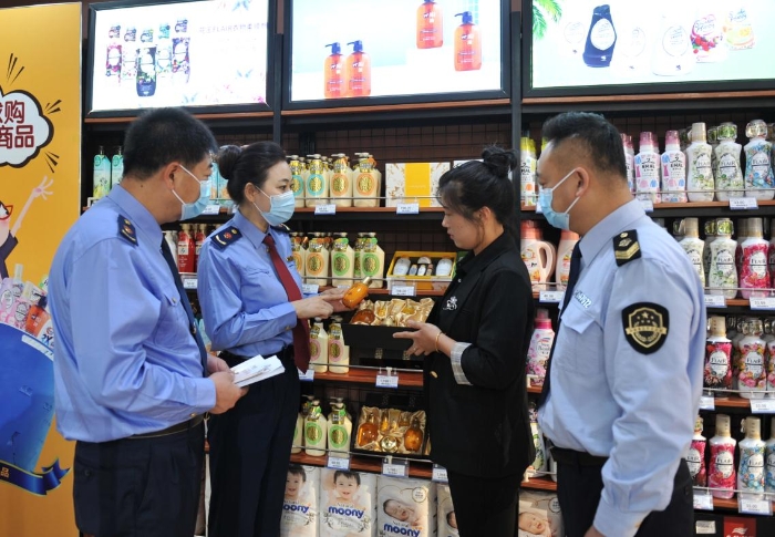 圖為該局工作人員在大型商超進(jìn)口化妝品專柜進(jìn)行檢查。