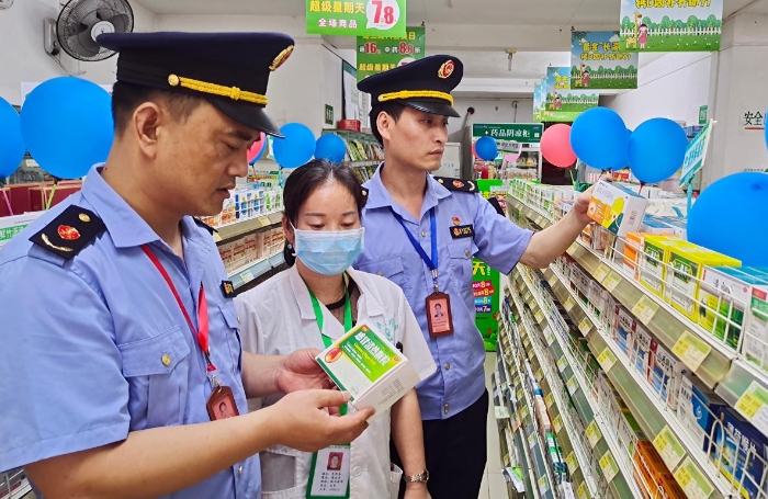 圖為6月2日該局執(zhí)法人員正在一高考周邊藥店內(nèi)檢查藥品。