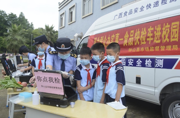 圖為快速檢測(cè)現(xiàn)場(chǎng)。（鐘人木）