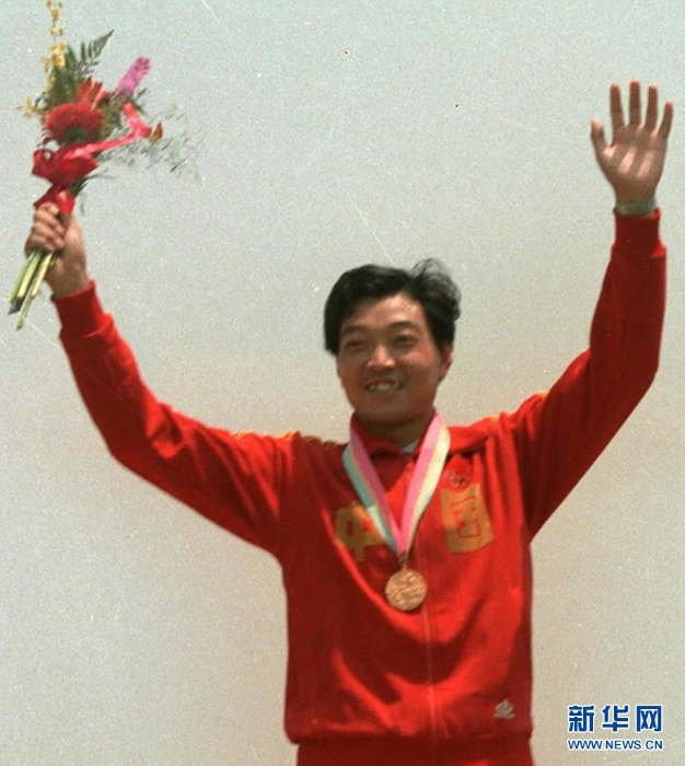 1984年洛杉磯奧運(yùn)會(huì)上，許海峰在獲得男子自選手槍項(xiàng)目冠軍后領(lǐng)獎(jiǎng)（資料照片）。新華社發(fā)