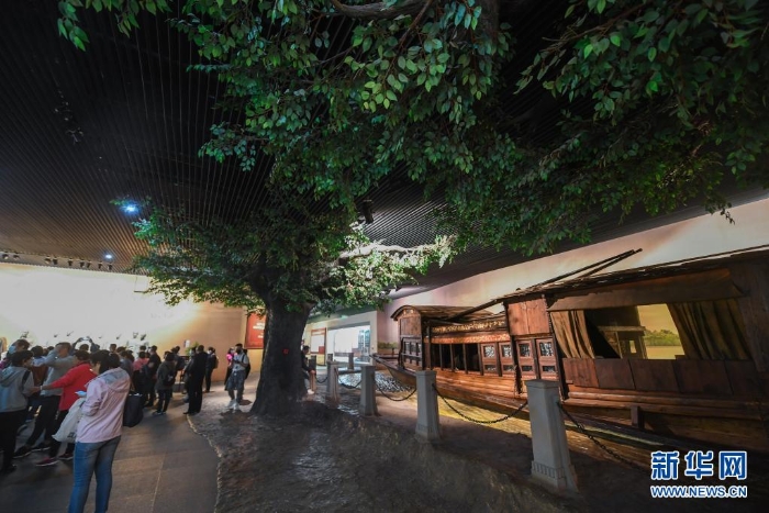 游客參觀南湖革命紀念館（2020年10月28日攝）。新華社記者 徐昱 攝