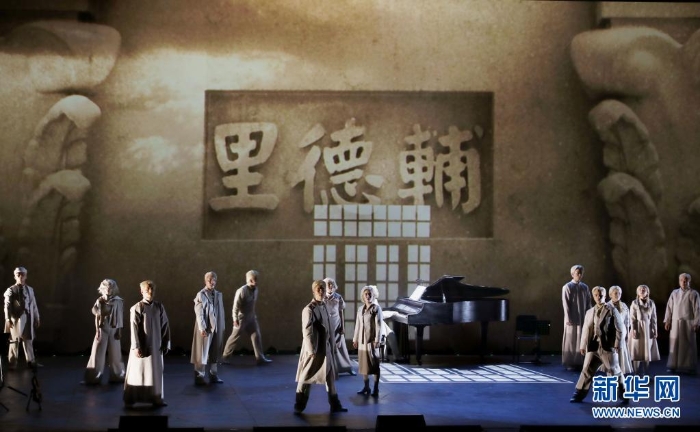《輔德里》劇照（4月22日攝）。原創(chuàng)紅色戲劇《輔德里》將共產(chǎn)黨人衣冠冢藏文件的故事搬上舞臺，主創(chuàng)是平均年齡28歲的年輕團隊。新華社記者 劉穎 攝