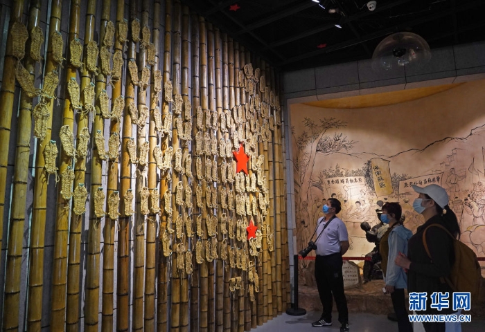 　△在江西省于都縣中央紅軍長征出發(fā)紀(jì)念館，游客在參觀80雙草鞋組成的“草鞋墻”（4月30日攝）。新華社記者 萬象 攝