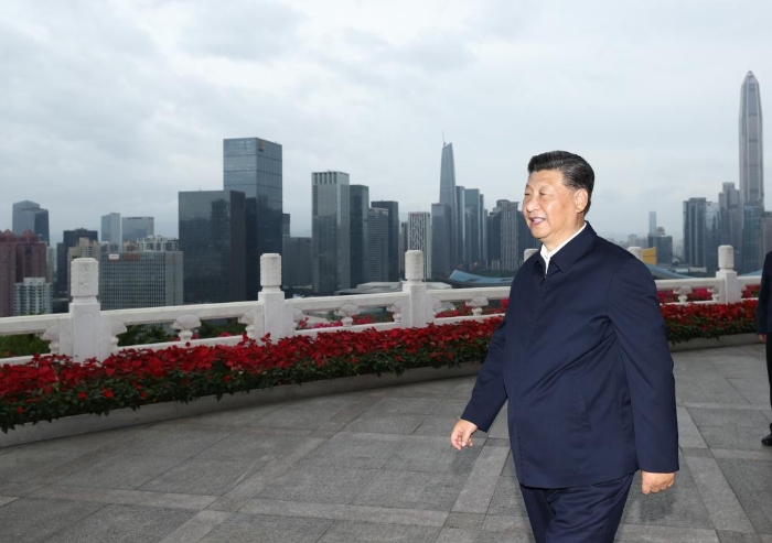 這是2020年10月14日下午，習(xí)近平總書記在廣東省深圳市蓮花山公園遠(yuǎn)眺特區(qū)新貌。新華社記者 鞠鵬 攝