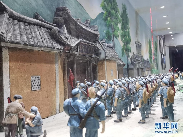 這是在福建省長汀縣中復(fù)村拍攝的紅軍長征出發(fā)動(dòng)員會(huì)微型雕塑（4月27日攝）。新華社記者秦宏攝