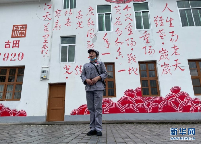 一名講解員在古田“紅軍小鎮(zhèn)”講解（4月21日攝）。新華社記者林超攝