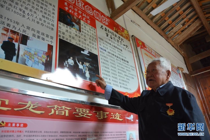長汀縣長窠頭村村民鐘宜龍?jiān)诮榻B自己舉辦的紅色家庭展（4月27日攝）。新華社記者林超攝