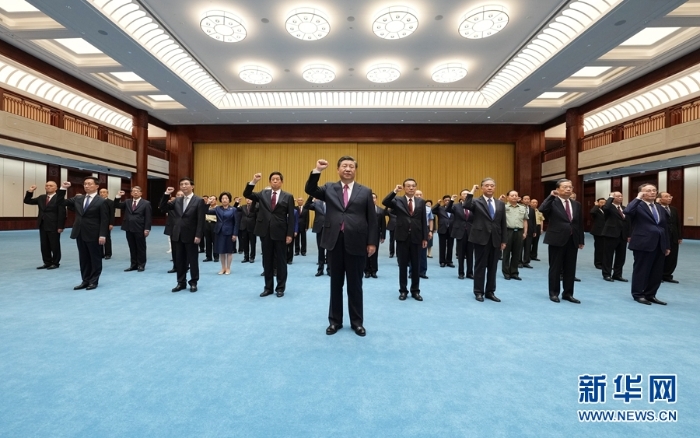 6月18日，黨和國家領(lǐng)導人習近平、李克強、栗戰(zhàn)書、汪洋、王滬寧、趙樂際、韓正、王岐山等在中國共產(chǎn)黨歷史展覽館參觀“‘不忘初心、牢記使命’中國共產(chǎn)黨歷史展覽”。這是參觀結(jié)束后，習近平帶領(lǐng)黨員領(lǐng)導同志一起重溫入黨誓詞。新華社記者 李學仁 攝