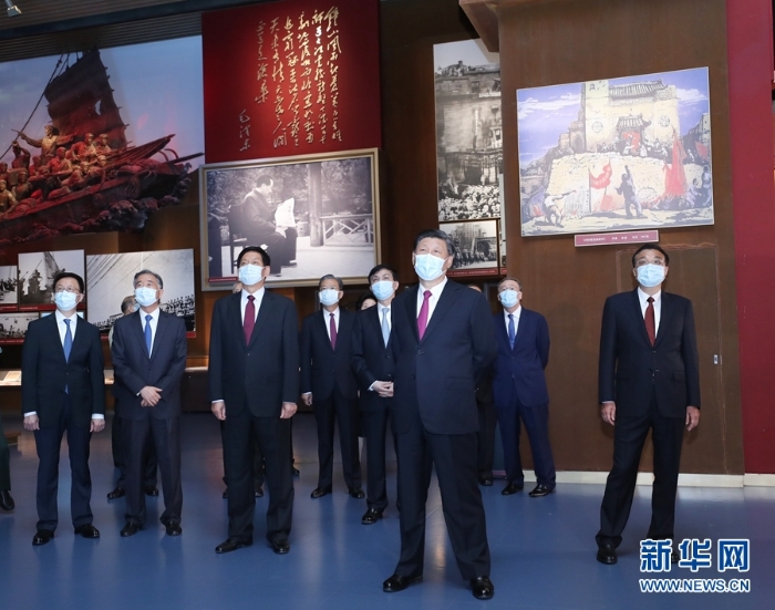 6月18日，黨和國家領(lǐng)導人習近平、李克強、栗戰(zhàn)書、汪洋、王滬寧、趙樂際、韓正、王岐山等在中國共產(chǎn)黨歷史展覽館參觀“‘不忘初心、牢記使命’中國共產(chǎn)黨歷史展覽”。新華社記者 鞠鵬 攝